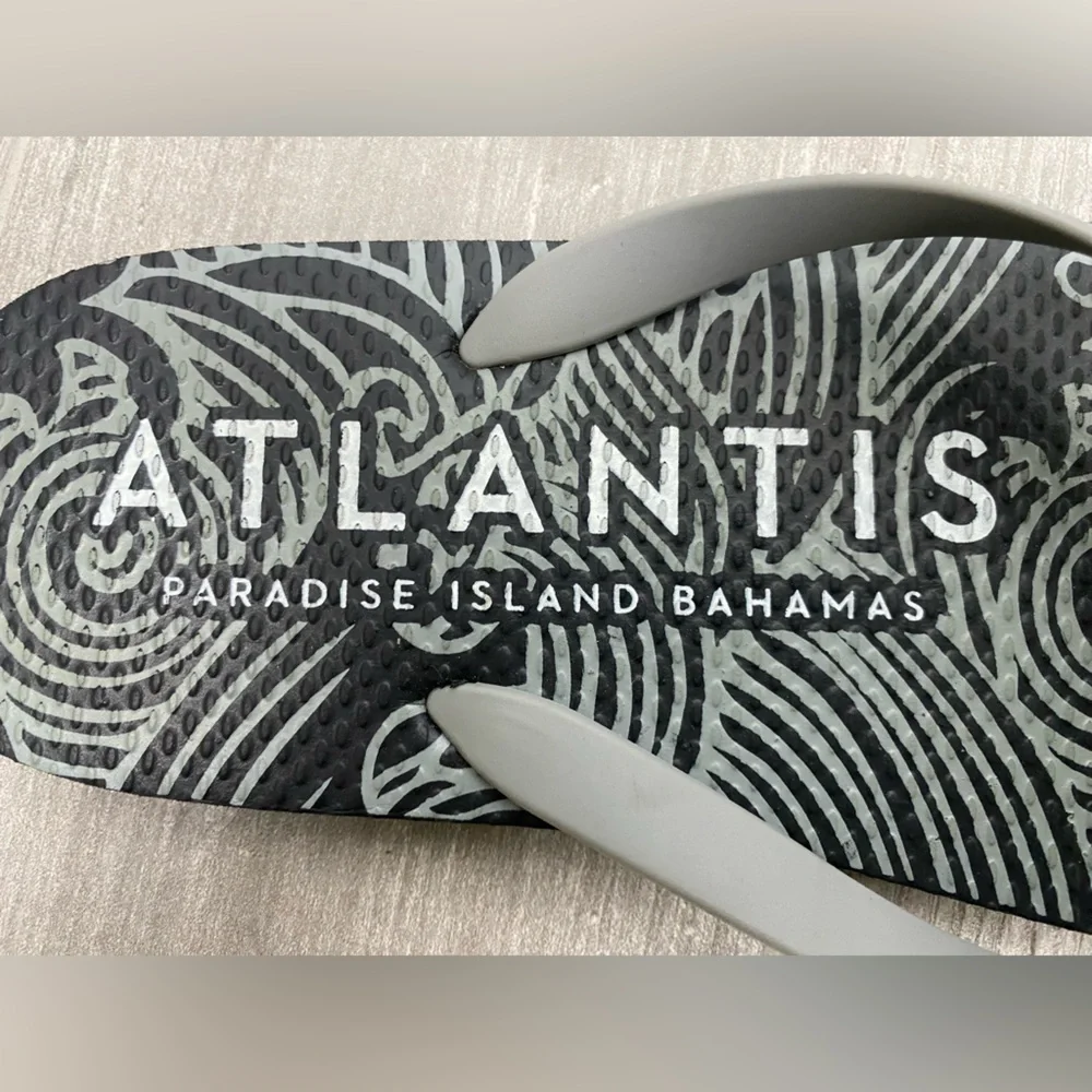 Atlantis Paradise Island Bahamas flip-flops black/grey patterned sole Men’s 10.5